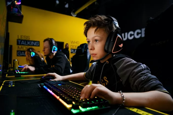 Компьютерный клуб Colizeum на Колмогорова  в  Екатеринбурге