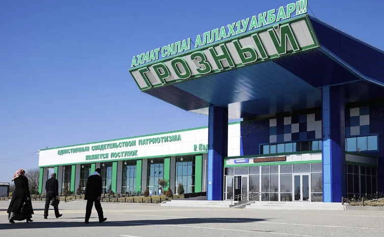 Аэропорт Грозный в Грозном: Кафе, На свежем воздухе, Купить билет, Аэропорт, Полёт, Самолёт, Воздух, Билет, Рейс, Багаж, Терминал, Чилим, Турист,