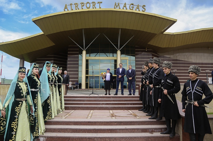Аэропорт Магас в Магас: Касса, Купить билет, Кафе, Аэропорт, На свежем воздухе, Полёт, Самолёт, Воздух, Рейс, Багаж, Терминал, Чилим, Турист,