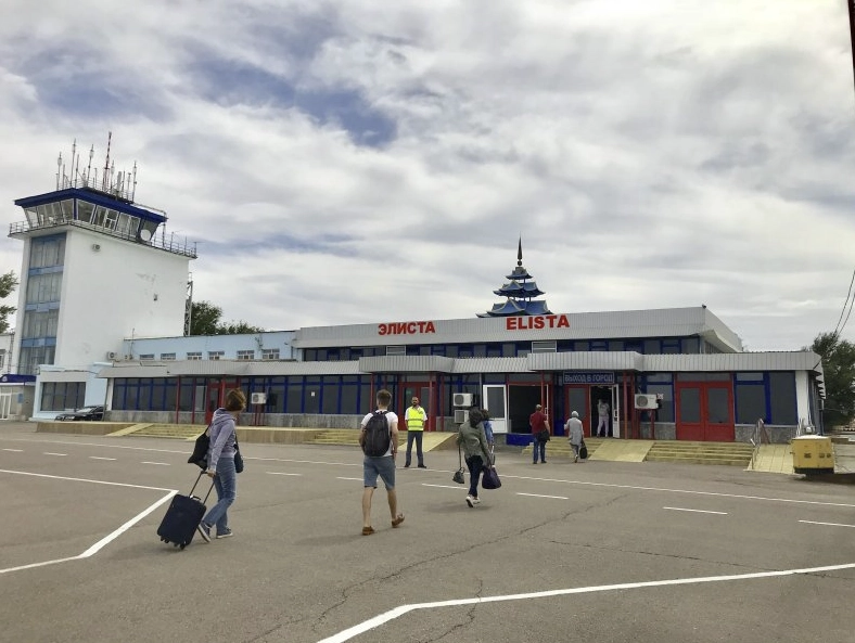 Аэропорт Элиста в Элисте: Кафе, Купить билет, Аэропорт, На свежем воздухе, Самолёт, Воздух, Билет, Рейс, Багаж, Терминал, Чилим, Шасси, Лайнер,
