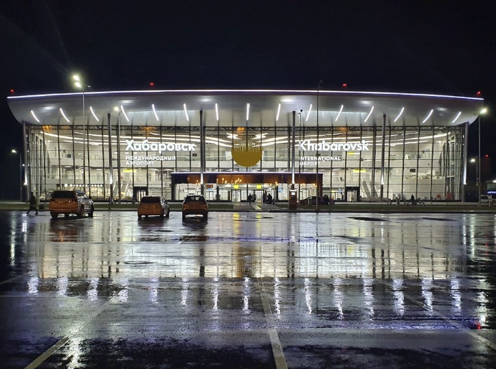 Аэропорт Хабаровск в Хабаровске: Кафе, Купить билет, Аэропорт, На свежем воздухе, Полёт, Самолёт, Воздух, Вертолёт, Рейс, Терминал, Чилим, Шасси, Турист, Аэрофлот, Лайнер,