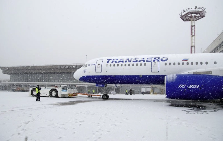 Аэропорт Хабаровск в Хабаровске: Кафе, Купить билет, Аэропорт, На свежем воздухе, Полёт, Самолёт, Воздух, Вертолёт, Рейс, Терминал, Чилим, Шасси, Турист, Аэрофлот, Лайнер,