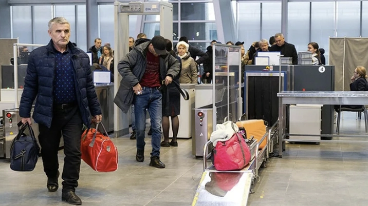Аэропорт Хабаровск в Хабаровске: Кафе, Купить билет, Аэропорт, На свежем воздухе, Полёт, Самолёт, Воздух, Вертолёт, Рейс, Терминал, Чилим, Шасси, Турист, Аэрофлот, Лайнер,