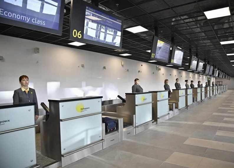 Аэропорт Хабаровск в Хабаровске: Кафе, Купить билет, Аэропорт, На свежем воздухе, Полёт, Самолёт, Воздух, Вертолёт, Рейс, Терминал, Чилим, Шасси, Турист, Аэрофлот, Лайнер,