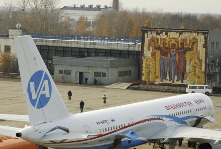 Аэропорт Комсомольск-на-Амуре в Комсомольск-на-Амуре: Купить билет, Аэропорт, Самолёт, Кафе, Билет, Рейс, Багаж, Чилим, Шасси, Турист, Лайнер,