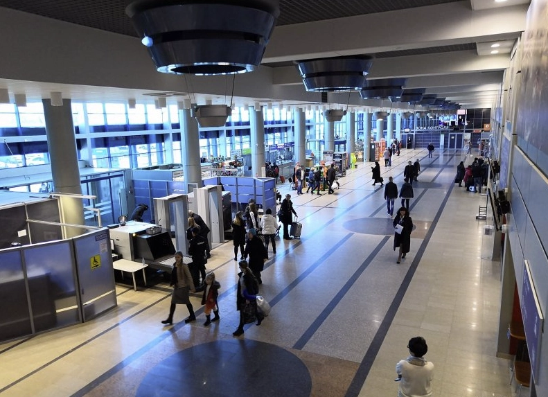 Аэропорт Омск в Омске: Кафе, Купить билет, Аэропорт, На свежем воздухе, Полёт, Самолёт, Воздух, Билет, Вертолёт, Рейс, Багаж, Терминал, Чилим, Турист, Лайнер,