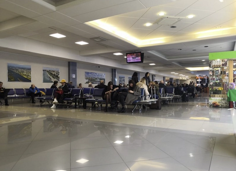 Аэропорт Омск в Омске: Кафе, Купить билет, Аэропорт, На свежем воздухе, Полёт, Самолёт, Воздух, Билет, Вертолёт, Рейс, Багаж, Терминал, Чилим, Турист, Лайнер,