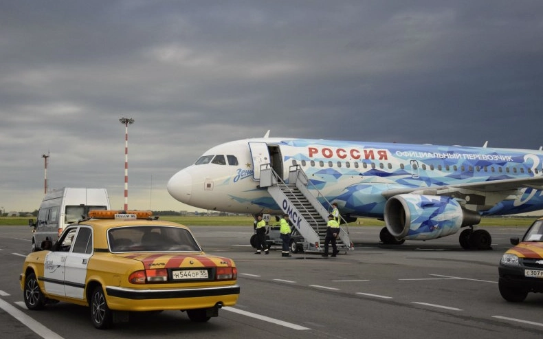 Аэропорт Омск в Омске: Кафе, Купить билет, Аэропорт, На свежем воздухе, Полёт, Самолёт, Воздух, Билет, Вертолёт, Рейс, Багаж, Терминал, Чилим, Турист, Лайнер,