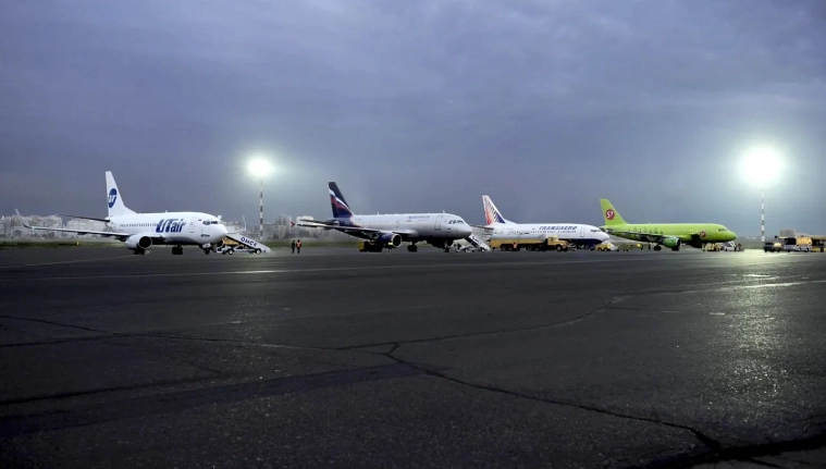 Аэропорт Омск в Омске: Кафе, Купить билет, Аэропорт, На свежем воздухе, Полёт, Самолёт, Воздух, Билет, Вертолёт, Рейс, Багаж, Терминал, Чилим, Турист, Лайнер,