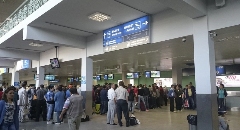 Аэропорт Якутск в Якутске: Аэропорт, На свежем воздухе, Полёт, Купить билет, Кафе, Самолёт, Воздух, Рейс, Багаж, Терминал, Чилим, Шасси, Аэрофлот, Лайнер,