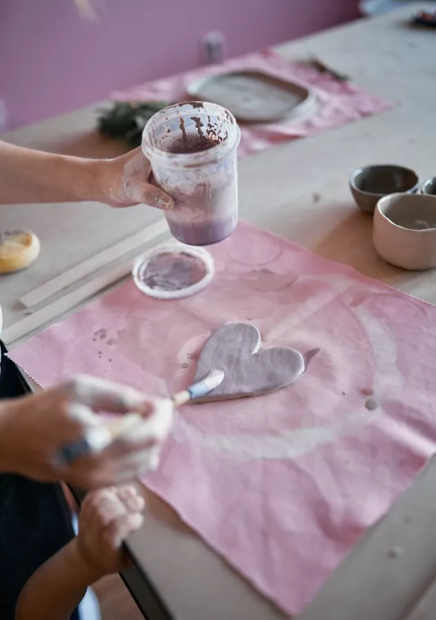 Ганчарная мастерская True ceramics в Краснодаре: Ганчарная мастерская, Мастер-класс, С детьми, Для детей , Детские мастер-классы, Идея для свидание, Ганчарная студия, Слепок рук, Своими руками,