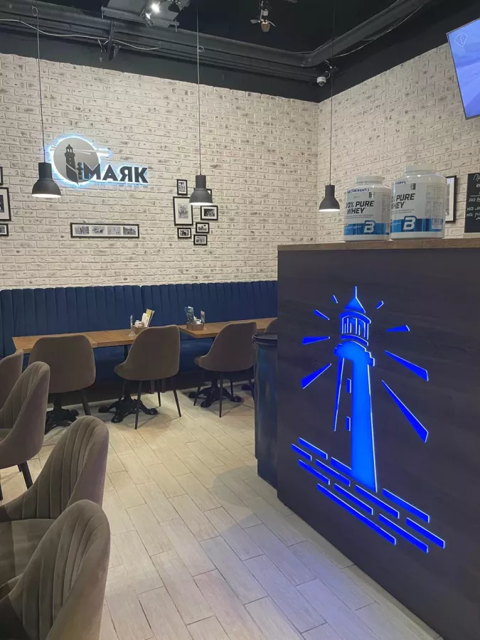 Кафе Маяк в Москве: Вкусно, Кофе, Летняя веранда, Оплата картой, Еда навынос, Пандус, Кофе с собой, Парковка для людей с инвалидностью, День рождение, Фитнес рядом,
