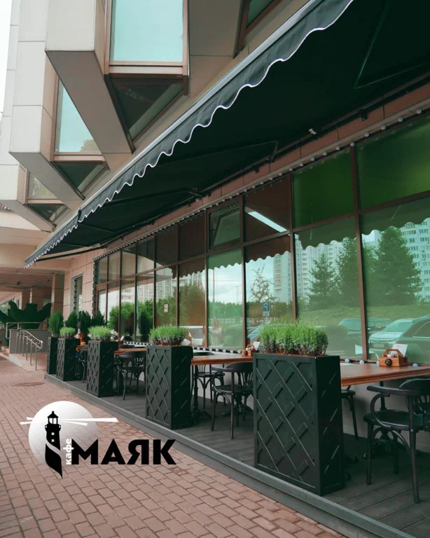 Кафе Маяк в Москве: Вкусно, Кофе, Летняя веранда, Оплата картой, Еда навынос, Пандус, Кофе с собой, Парковка для людей с инвалидностью, День рождение, Фитнес рядом,