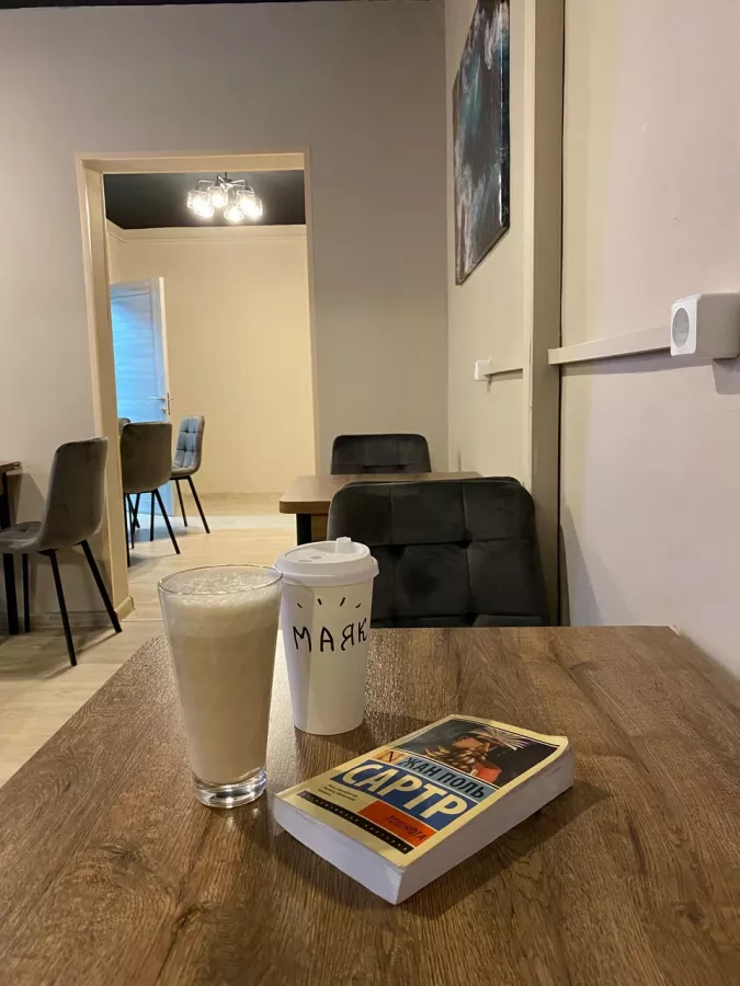 Кафейня Маяк в Москве: Еда навынос, Оплата картой, Wi-Fi, Подготовка к ЕГЭ/ОГЭ, Завтрак, Ужас, Кофе, Чай, Летняя веранда, Доступность входа на инвалидной коляске, Пандус, Вкусно, Детский уголок,