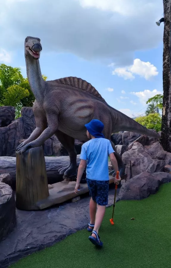 Парк Dino Mini Golf & Restaurant в Пхукете: Детям, Бар, Гольф, Ресторан,
