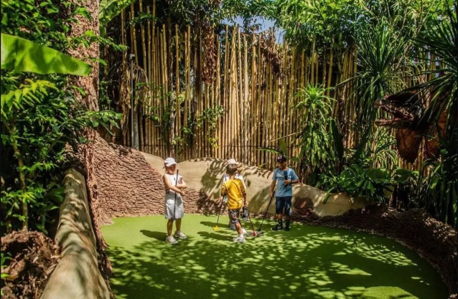 Парк Dino Mini Golf & Restaurant в Пхукете: Детям, Бар, Гольф, Ресторан,