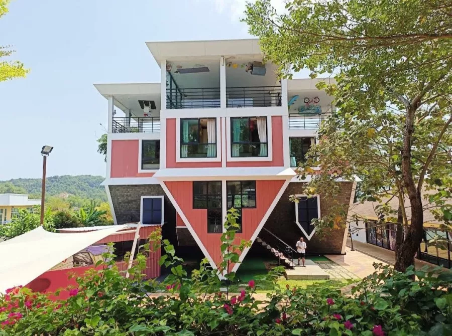 Музей The Upside Down House в Пхукете: Музей, Лабиринт, Museum, Maze, Family Attraction , Семейный Аттракцион,