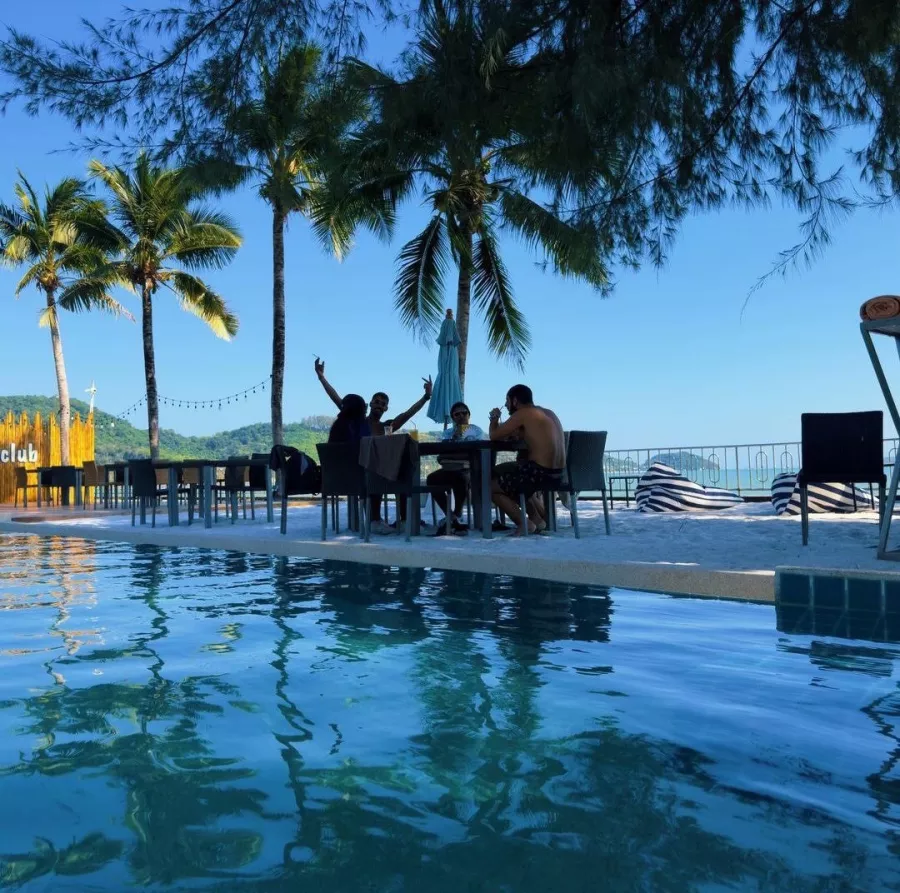 Пляжный Клуб White Rabbit в Пхукете: Отдых, Пляж, Диджей, Музыкально, Ресторан, Бар,