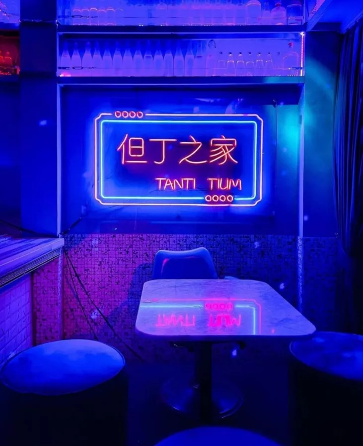 Караоке-Бар Tones в Пхукете: Дискотека, Караоке, Бар, Ресторан,