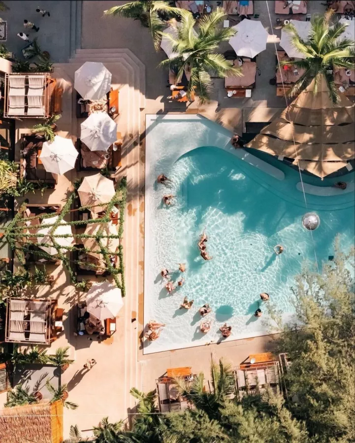 Пляжный Клуб Cafe del Mar Phuket в Пхукете: Пляж, Бассей , Ресторан, Бар, Beach, Swimming Pool, Bar, Restaurant ,