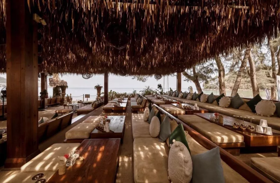 Пляжный Клуб Cafe del Mar Phuket в Пхукете: Пляж, Бассей , Ресторан, Бар, Beach, Swimming Pool, Bar, Restaurant ,