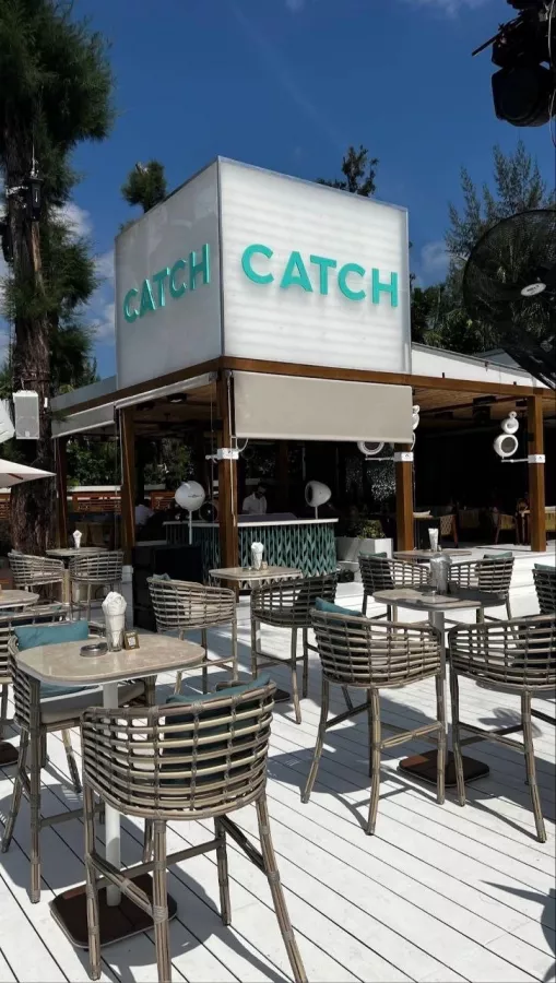 Пляжный Клуб Catch в Пхукете: Пляж, Бассейн, Бар, Ресторан,
