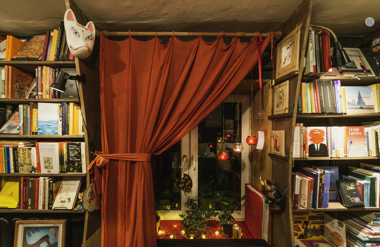 ​Книжный магазин "Желтый двор"