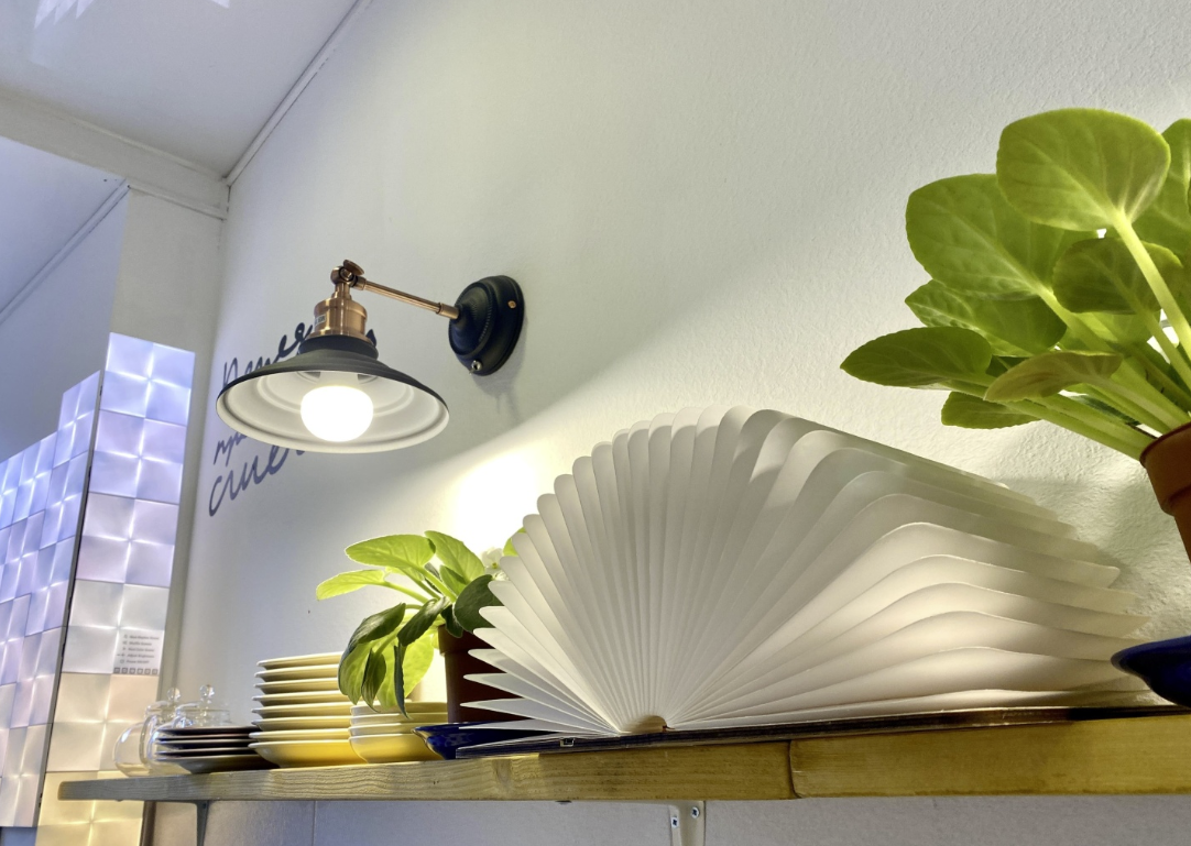 ​Книжный магазин и кофейня "Перед прочтением сжечь"