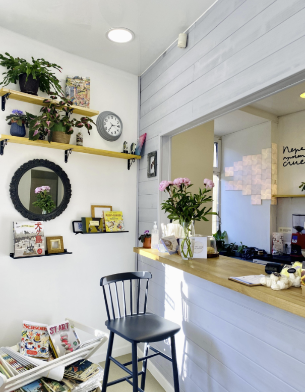 ​Книжный магазин и кофейня "Перед прочтением сжечь"