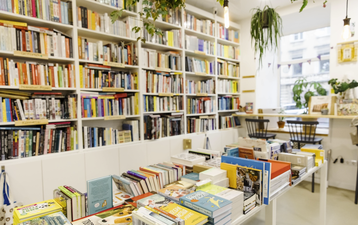 ​Книжный магазин и кофейня "Перед прочтением сжечь"