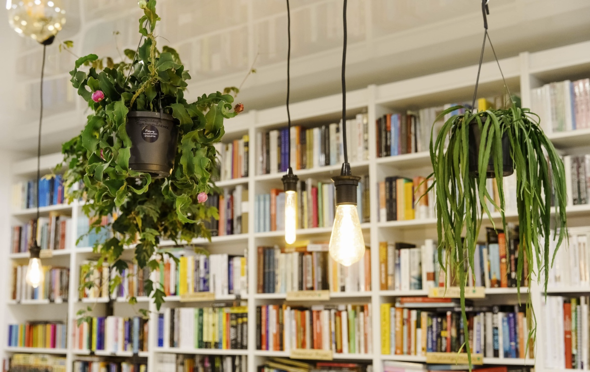 ​Книжный магазин и кофейня "Перед прочтением сжечь"