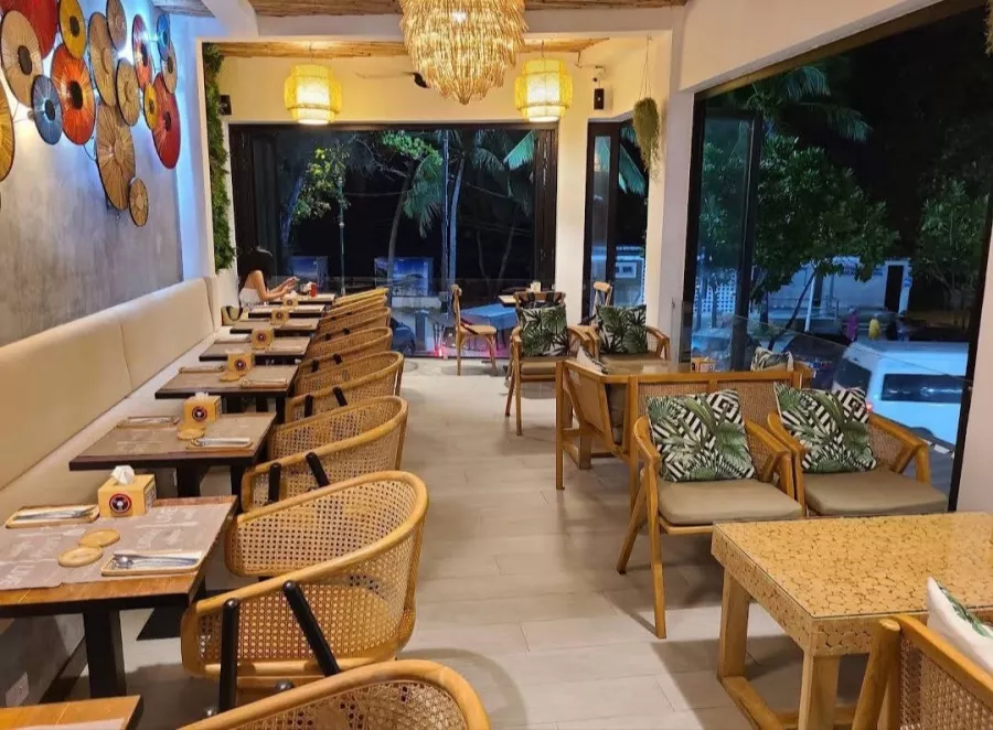 Бар Roxanne в Пхукете: Bar, Thai Cuisine, Pool, Sports Broadcasts, Бар, Бильярд, Тайская Кухня, Спортивные Трансляции,