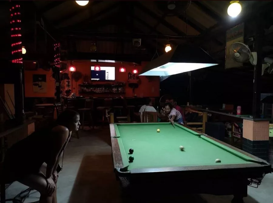 Бар Roxanne в Пхукете: Bar, Thai Cuisine, Pool, Sports Broadcasts, Бар, Бильярд, Тайская Кухня, Спортивные Трансляции,