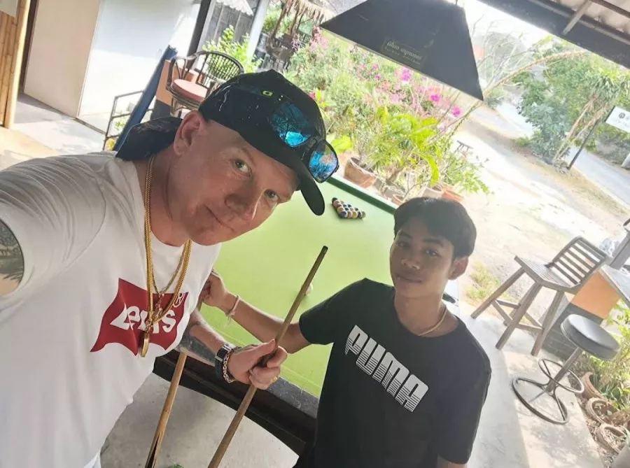 Бар Roxanne в Пхукете: Bar, Thai Cuisine, Pool, Sports Broadcasts, Бар, Бильярд, Тайская Кухня, Спортивные Трансляции,