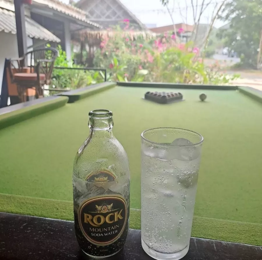 Бар Roxanne в Пхукете: Bar, Thai Cuisine, Pool, Sports Broadcasts, Бар, Бильярд, Тайская Кухня, Спортивные Трансляции,