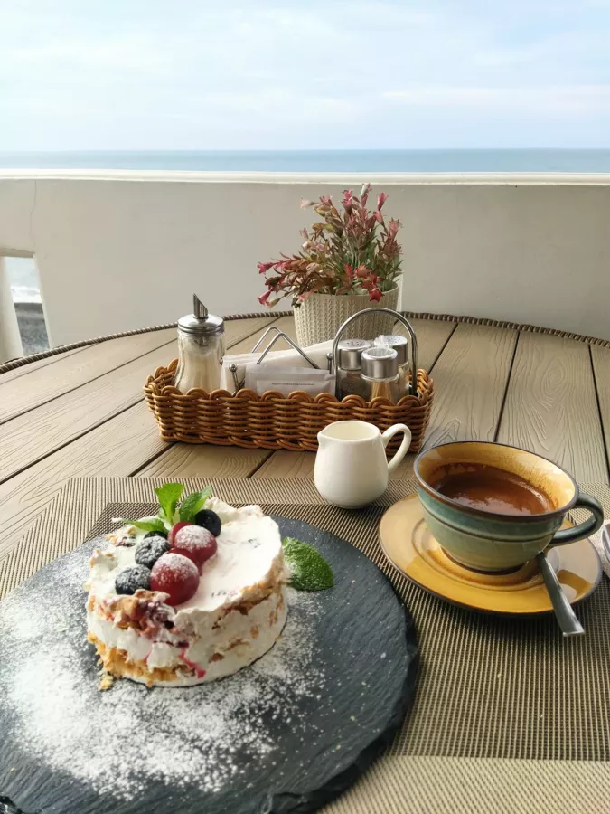 Ресторан Маяк Дом в Адлере: Wi-Fi, Еда навынос, Вкусно, Детское меню, Танцпол, Европейская кухня, Русская кухня, Кавказская кухня, Домашняя кухня, Вид на море, Кафе, Туалет для людей с инвалидностью, Веранда,