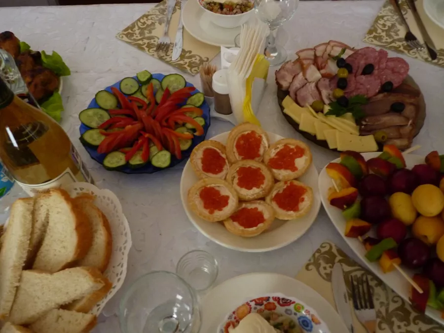 Кафе Маяк в Омске: Еда навынос, День рождение, Алкоголь, Русская кухня, Кофе с собой, Вкусно, Оплата картой, Wi-Fi, Гостиница, Coffee to go, Банкеты,