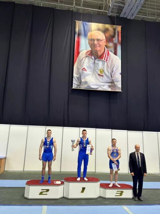 Тренер по гимнастике