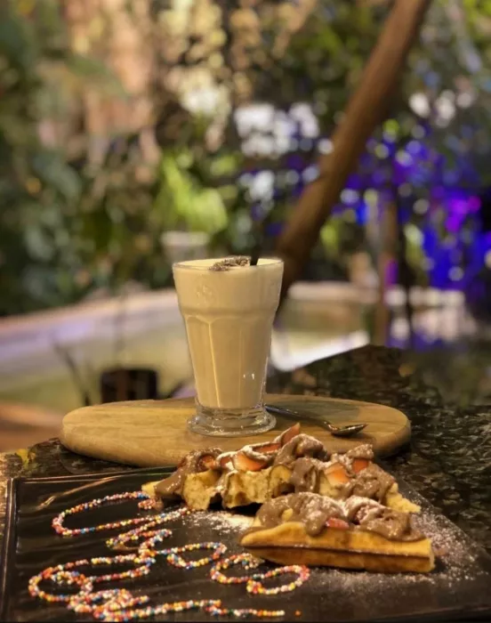 Кофейня-коворкинг Chocolate Bar Secret Garden в Санкт-Петербурге: Бизнес, Место для работы, Десерты, Где работать, Кофейня, Для работы, Кофе, Можно с ноутбуком, Салаты, 