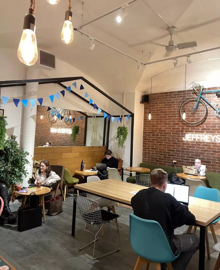 Кофейня-коворкинг Jeffrey`s coffee в Москве: Кофейня-коворкинг, Коворкинг , Можно с ноутбуком , Для работы , Кофе, Кафе, Десерты, Где работать, Рабочее место , Завтрак, Кофе с собой ,