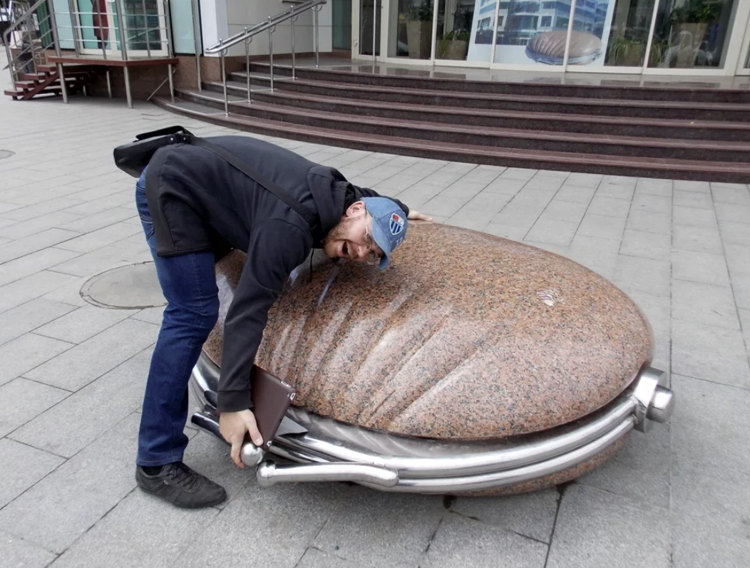 Памятник "Кошелёк"