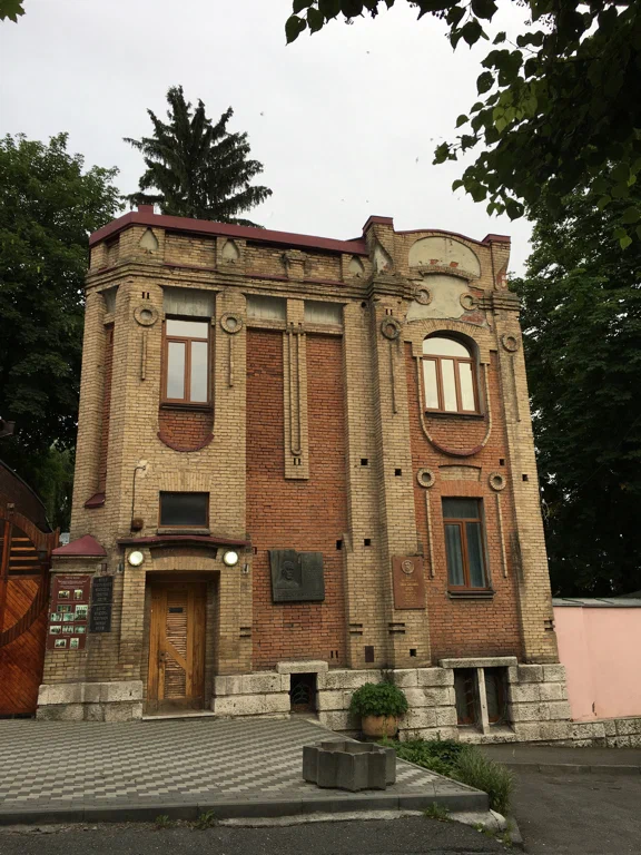 Музей Театрального искусства в Владикавказе: Музей, Культура, Чилим, Искусство, История, Виртуальный музей, Прошлое, Искусство России , Современный музей , Выставочный зал , Творчество, Экскурсия,
