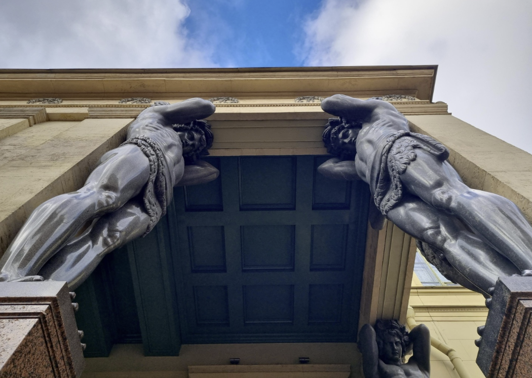 Памятник «Атланты Эрмитажа» 