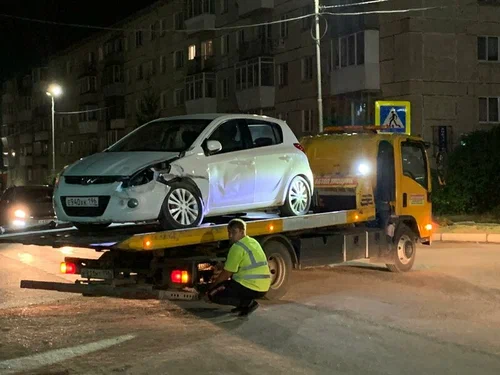 Эвакуация автомобилей МосЭвакуатор в Москве: Мотоэвакуатор , Подвоз Топлива, Запуск Двигателя, Отключение Сигнализации, Снятие Блокираторов, Открытие Капота, Открытие Багажника , Зарядка Аккумулятора, Отогрев Автомобиля,