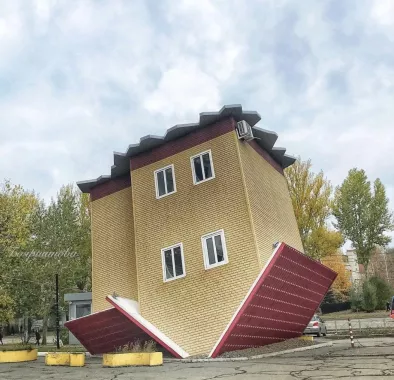Парк развлечений Перевернутый дом