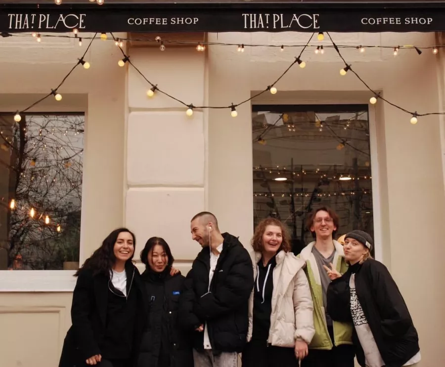 Кофейня- коворкинг That place в Москве: Можно с ноутбуком , Фрилансер , Кофейня, Кофе, Кафе, Кофе с собой , Летняя веранда , Кофейня- коворкинг, Терраса , Летник, Где работать , Место для работы , Коворкинг ,