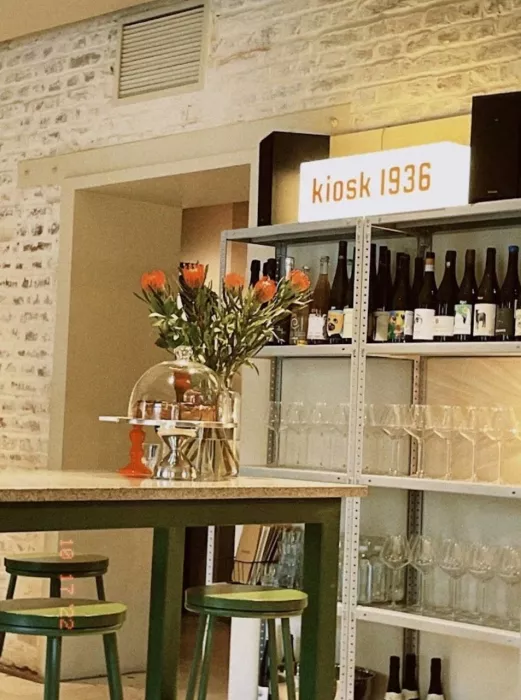 Кофейня- коворкинг Kiosk 1936 в Москве: Бизнес, Место для работы, Можно с животными, Можно с ноутбуком, Для работы, Кофейня, Кафе, Кофе, Завтрак, Десерты, Вино, 