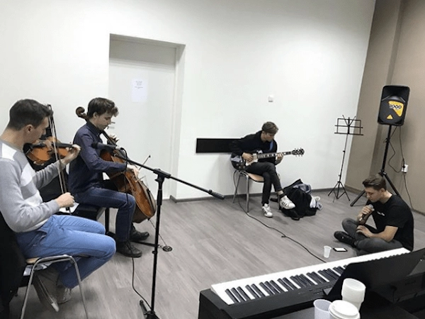 Студия музыки и вокала Maestro в Ростове-на-Дону: Школа Гитары, Укулеле Обучение, Басс-Гитара Обучение, Курсы по Гитаре, Стать Гитаристом, Школа по Вокалу, Уроки Музыки, ВокалоТерапия, Курсы Скрипки,
