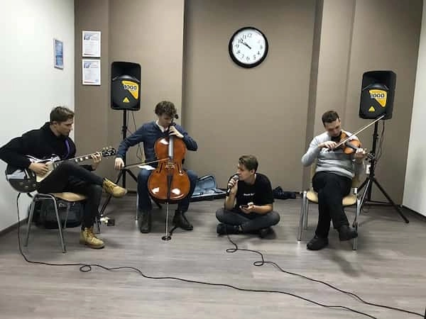 Студия музыки и вокала Maestro в Ростове-на-Дону: Школа Гитары, Укулеле Обучение, Басс-Гитара Обучение, Курсы по Гитаре, Стать Гитаристом, Школа по Вокалу, Уроки Музыки, ВокалоТерапия, Курсы Скрипки,