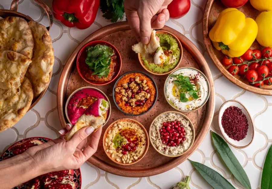 Ресторан с атмосферой востока Maroon в Москве: Еда, Вкусно, Десерты, Восточная кухня, Летняя терраса, Завтрак, Ресторан, Кафе, Терраса,